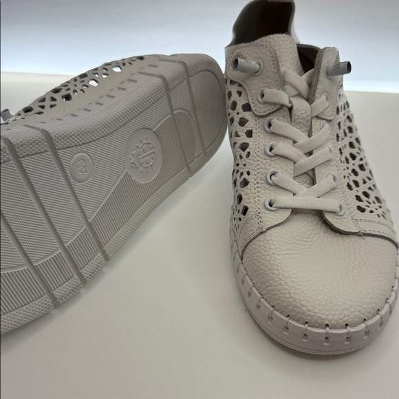 Yokono Women's Elegant White Lace Sneakers - Picture 5 of 8